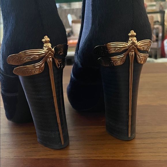Tory Burch Theodora Navy Heeled Ankle Boots with Gold Dragonfly detail Size 7.5 - Picture 4 of 9
